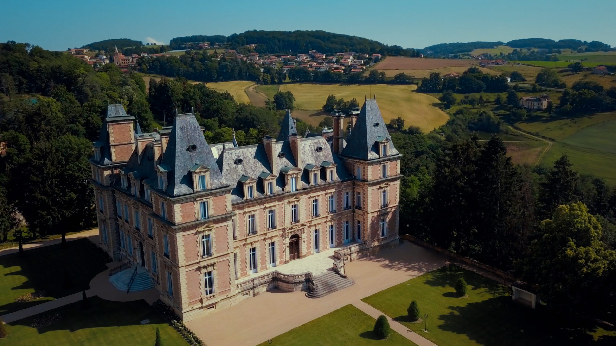 Domaine des Halles: Aerial view of the Château