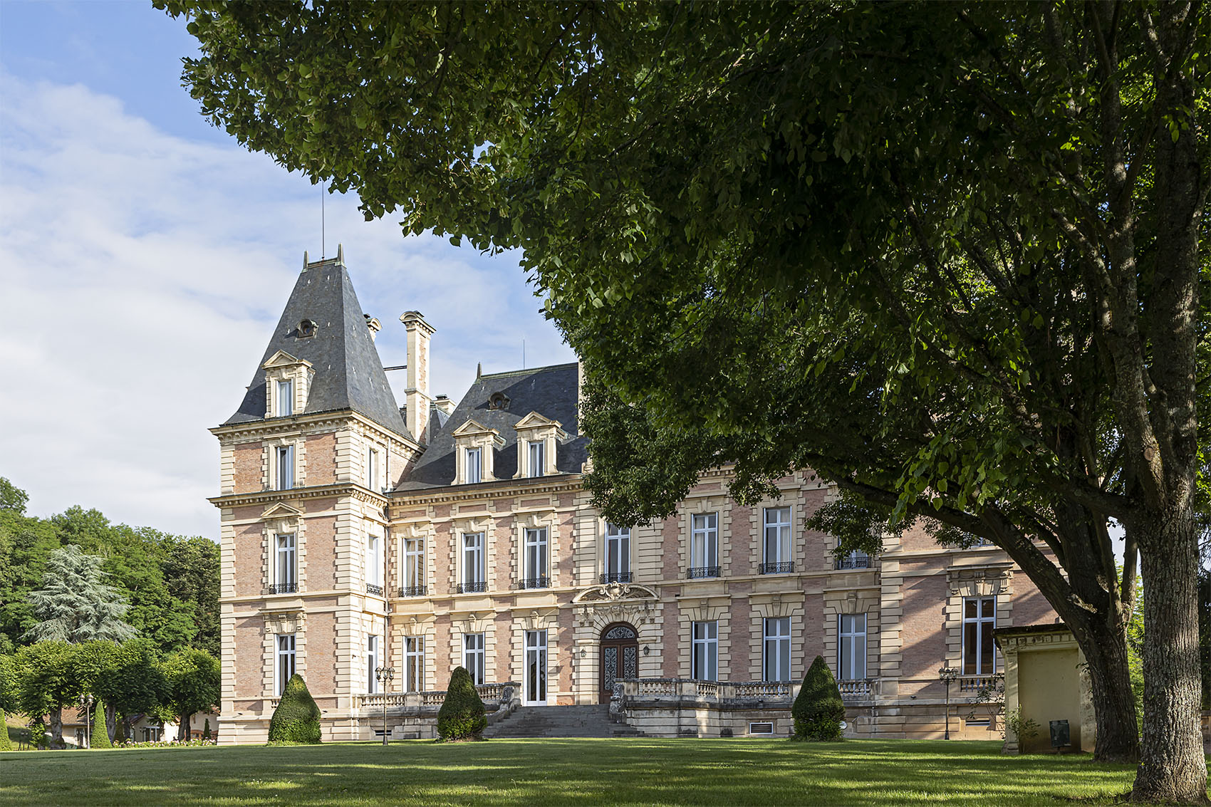 Domaine des Halles: Exterior of the Château